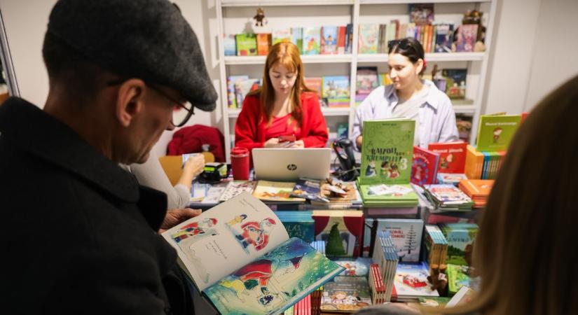 Dübörög a Győri Könyvszalon - Ezeket a könyveket keresik a látogatók - fotók