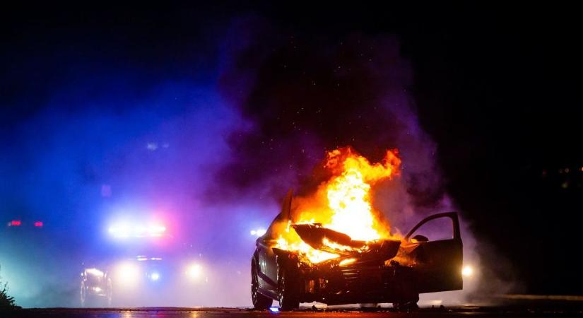 Nagy a baj az autópályán: egy rendőrautó kigyulladt