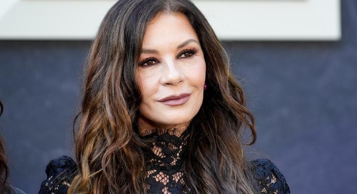 Catherine Zeta-Jones ezzel az új karakterrel robbantana a Wednesday 3. évadában, nem akárkit nézett ki a szerepre