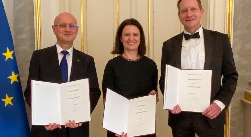 A Széchenyi István Egyetem újabb három oktatója kapott professzori kinevezést
