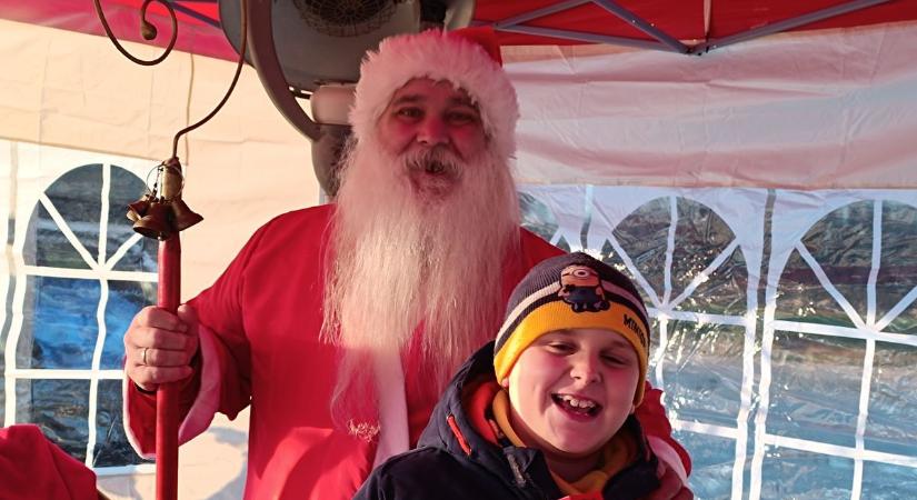 Autósok ismét összefognak: a Mikulásnak gyűjtenek két helyszínen