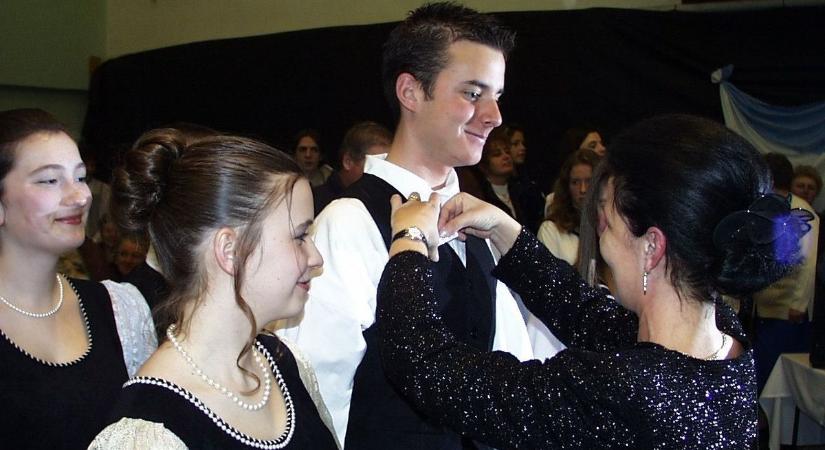 Nézze meg a zalai fiatalok fotóit – végzős diákok szalagavatói az elmúlt évtizedekből (képgaléria)