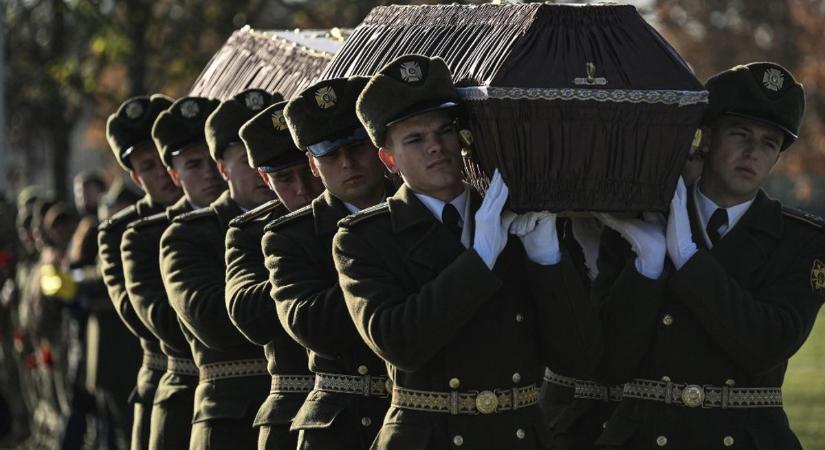 Kijev tárt karokkal várja a frontra az Amerikából kitoloncolt ukrán bűnözőket