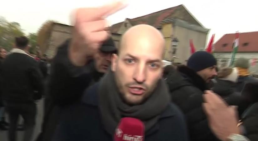 Agresszív Tisza-szimpatizánsok lehetetlenítették el a HírTV riporterének munkáját  videó