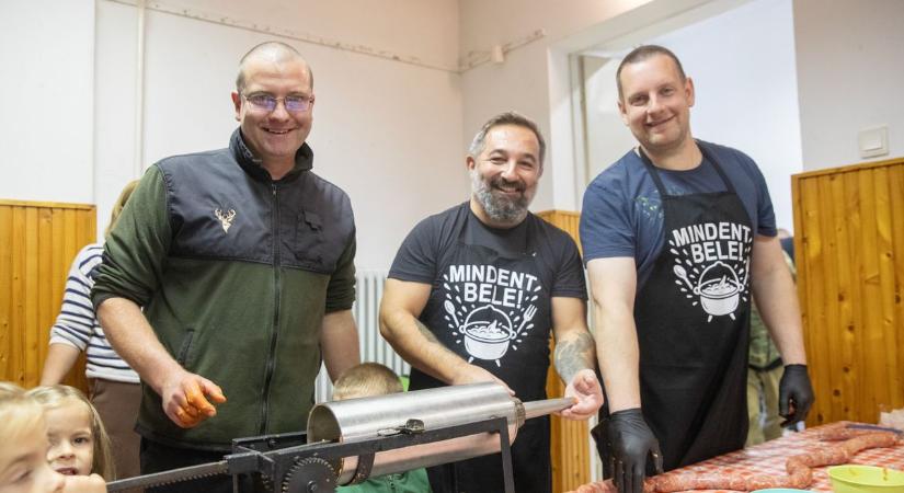 Fergeteges hangulatban telt a Hajmáskéri vigadalom és VI. Kolbászkészítő verseny ( galéria)