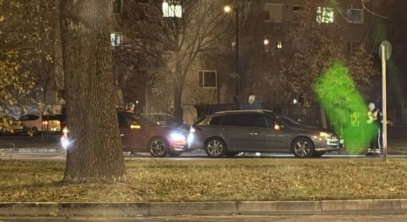 Két autó ütközött össze az Agyagos utca és Makkosházi körút sarkán