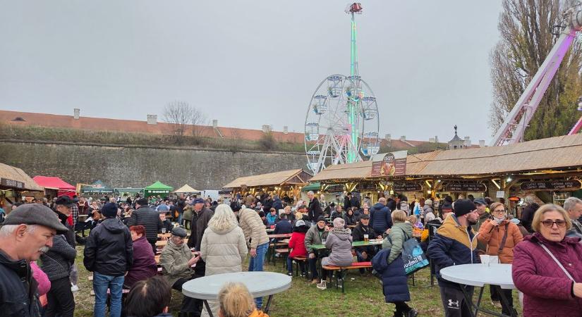 Fénypark és forralt bor: különleges hangulatban telt az idei András-napi vásár  galéria