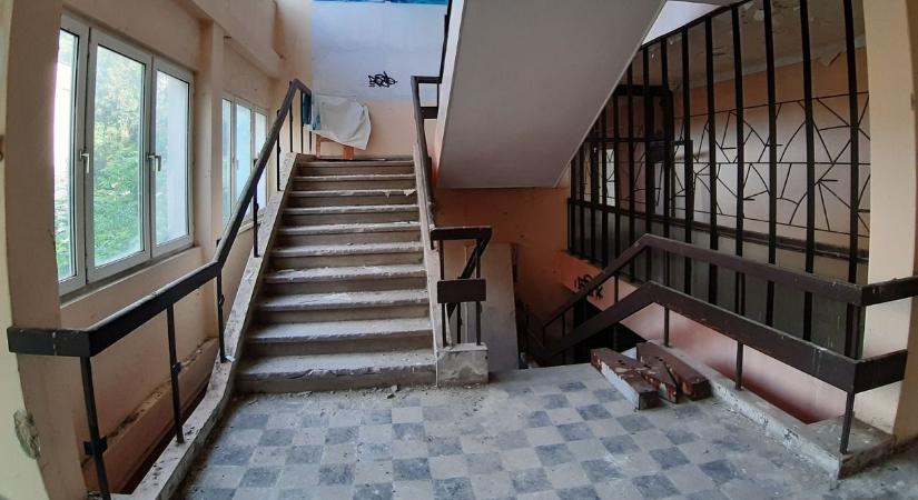 Eltűnő múlt Szentesnél: elhagyatott irodaház mesél a város múltjának egy darabjáról (galériával)