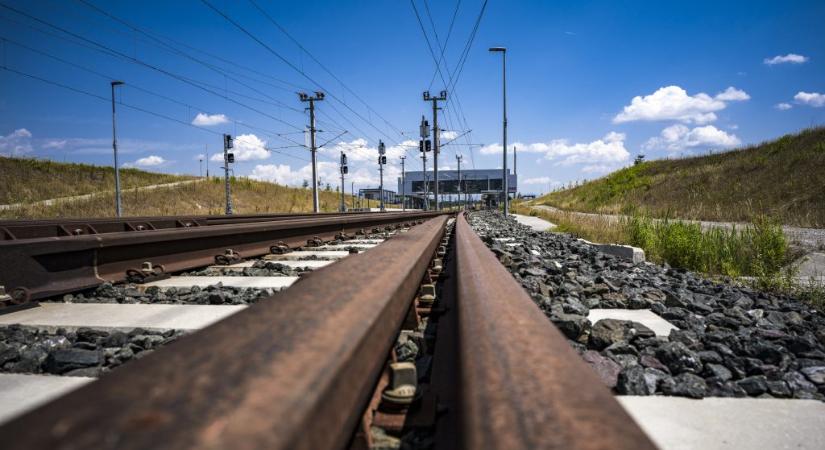 Egy gyorsvonat tetején utazott egy csapat turista Ausztriában, egyikük leesett és belehalt a sérüléseibe