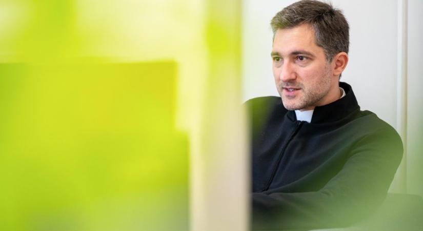 Mindenkinek magának kell kikászálódnia a kalamajkából, amibe a gyűrűhúzás után keveredett – vallja a párkapcsolati tanácsokat osztogató hipokrata lelkész