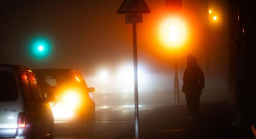 Ilyen, amikor a köd játszik az esti fényekkel és egészen a talpunkig ereszkedik (galéria)