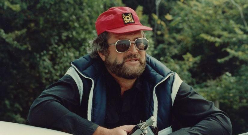 A Balatonnál robbantották darabokra Reviczky Gábor Mercedesét – Ikonikus filmes autók és hátterük
