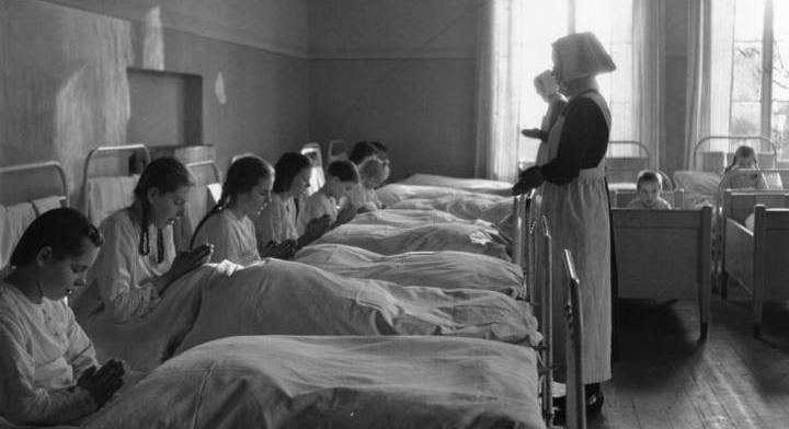 Lelencek és árvaházak: volt olyan hely, ahol tombolán sorsolták ki a gyerekeket