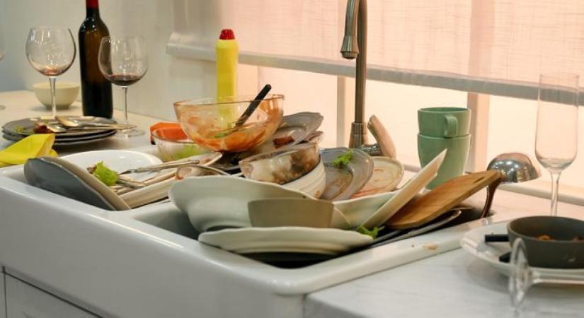 Ezért ne hagyd soha, hogy az edényeid egy éjszakán át a mosogatóban ázzanak – Komoly veszélynek teszed ki magad