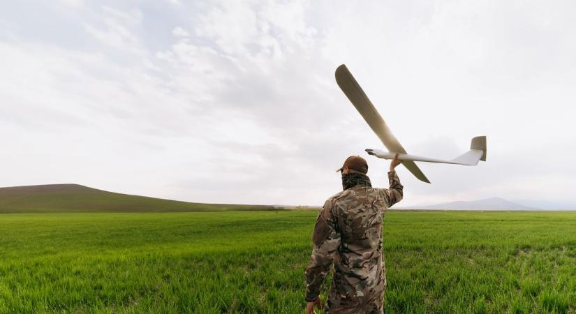 Összesen 12 ezer észak-koreai munkás megy Oroszországba drónt gyártani, már a fegyvergyárakba sem jut elég munkaerő