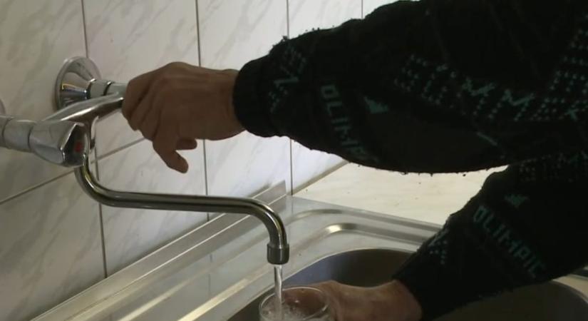 A nagykőrösiek szerint büdös a víz folyik a csapból, de a szolgáltató szerint iható