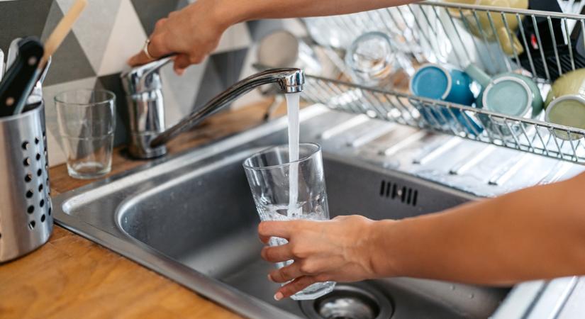 Hiába panaszkodnak a nagykőrösiek arra, hogy ihatatlan a víz, a szolgáltató szerint alkalmas emberi fogyasztásra