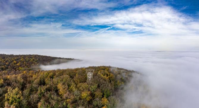 A ködtenger fölé magasodtak a hegycsúcsok