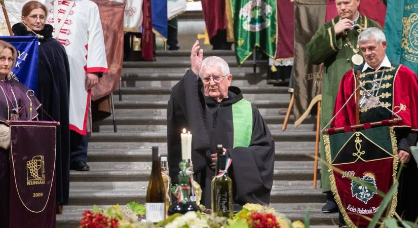 Áldást kapott a hal és az újbor – Ünnepi pillanatok a Tihanyi Bencés Apátságban (galéria  videó)