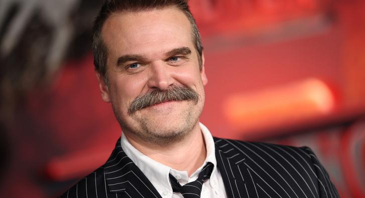 David Harbour teljesen átalakult új szerepe kedvéért, mintha nem is ő lenne a friss lesifotókon