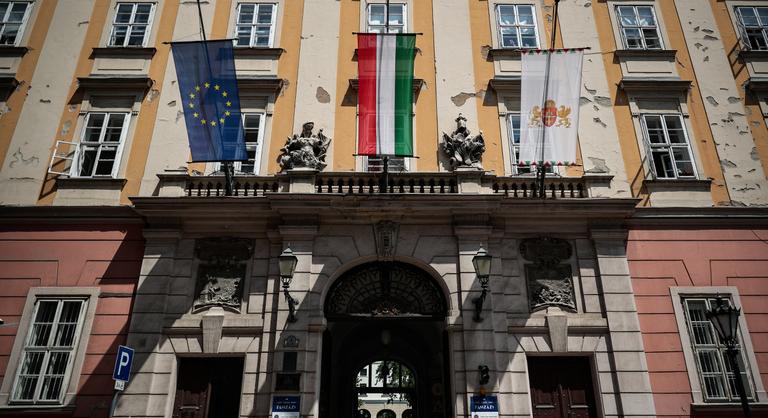 Titkos jelentés szivárgott ki, röpködhettek a jutalomnak álcázott prémiumok