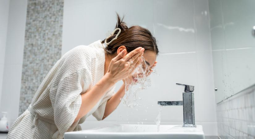 A szépségszakértő figyelmeztet – komoly gond lehet belőle, ha így mosod az arcod