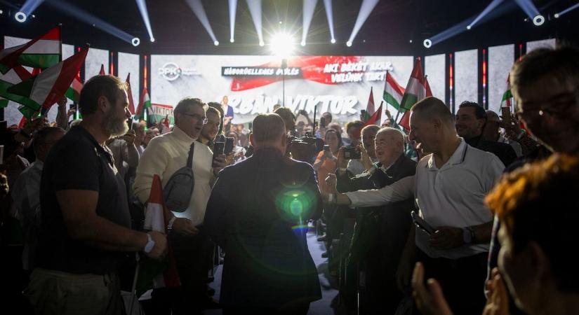 Orbán Viktor betekintést enged a győri háborúellenes gyűlés kulisszái mögé (videó)