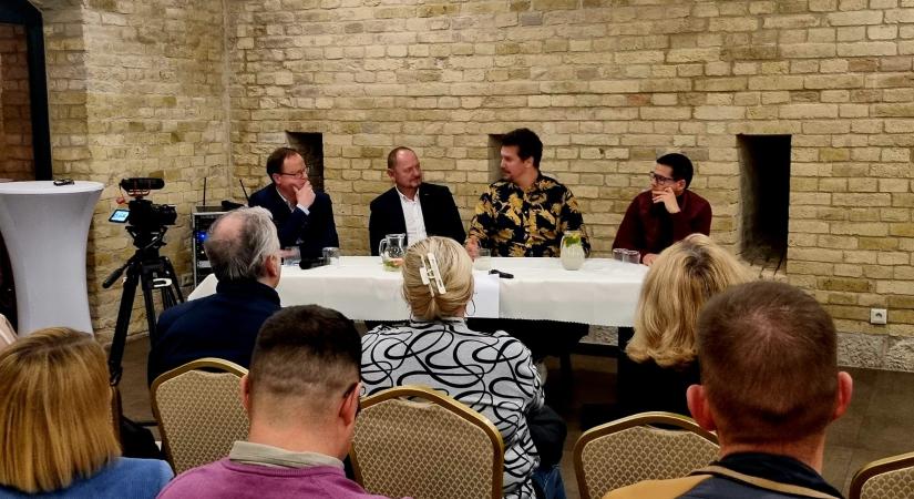 A magyar és szlovákiai magyar közélet válságáról, a korrupcióról és a politikai bátorságról beszélt Nagy Ervin, Hamran István és Simon Zsolt egy közös esten.