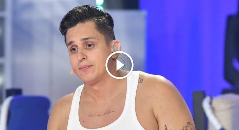 „Itt van a gyerekem a házban!” – Felgyújtották Aurelio udvarát: lángokban állt a kertje – videó