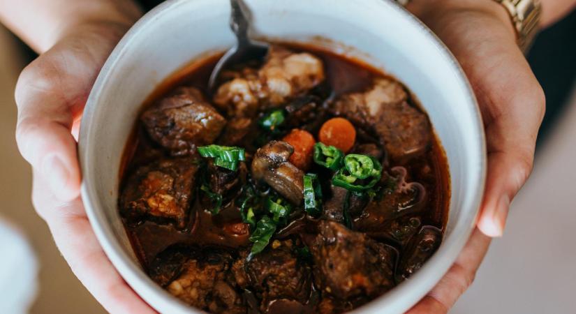 A tökéletes marhapörkölt titka egy hétköznapi folyadék, amire sosem gondolnánk