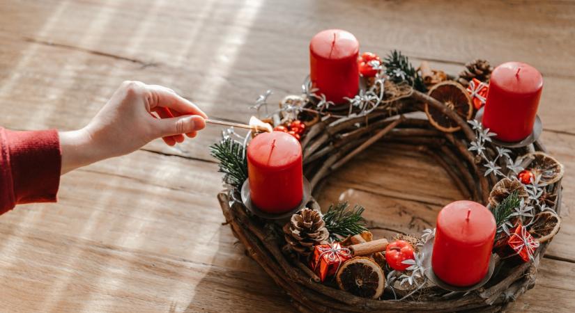 Mikor gyújtjuk meg az első gyertyát az adventi koszorún 2025-ben?