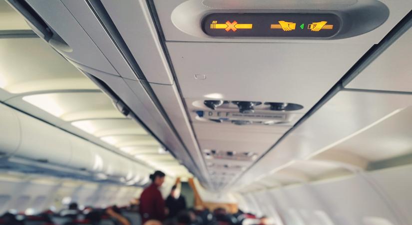 Miért vannak hamutartók a repülőgépeken, ha évtizedek óta tilos a dohányzás?