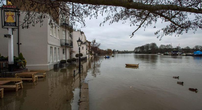 Szegény gazdagok, Londonban már a tehetősek szájáig ér a víz, és megint megered az eső
