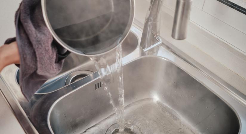 Kiderült, jó-e ha a lefolyóba öntjük a forró főzővizet