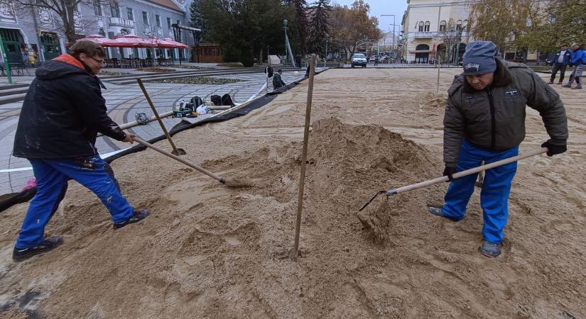 Idén először épül jégpálya Kiskunhalas főterén, mesés programok is segítik az ünnepre hangolódást – fotók, videó