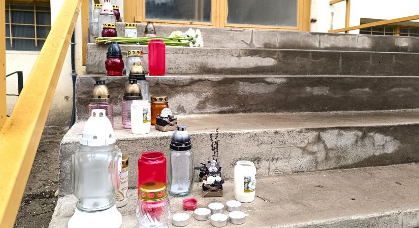 Megrendítő látványt nyújt a szolnoki lépcsőház, a meggyilkolt lányt gyászolják – videóval