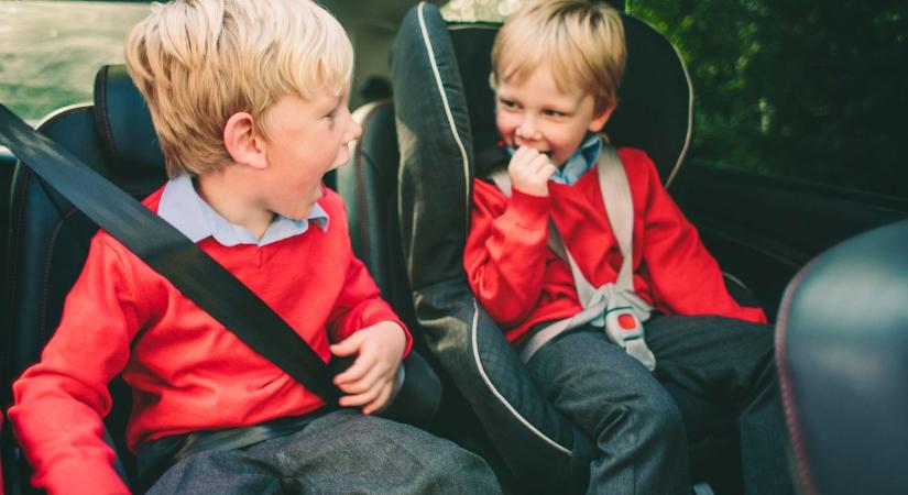 Tudtad, mire való az apró gomb a biztonsági övön? Meg fogsz lepődni!