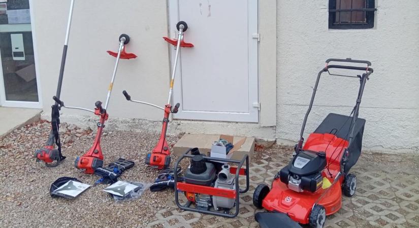 Friss gépekkel szépül tovább a falu: így lesz még szebb Epöl köztere