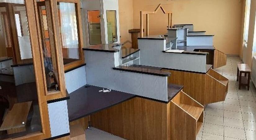 Eladó volt a takarékszövetkezeti épület Csornán, mutatjuk, mennyiért