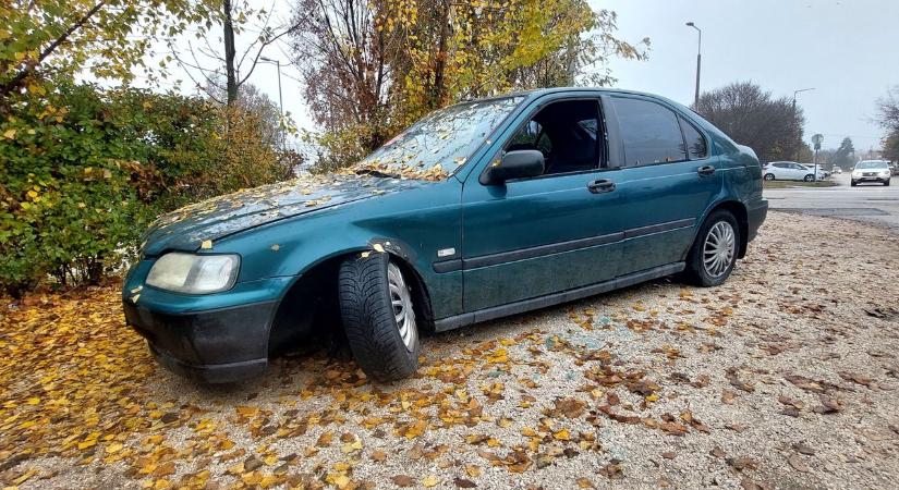 Eldőlni látszik a Raktár utcai Honda sorsa – a roncs azonban egy fontos dologra hívja fel a figyelmet