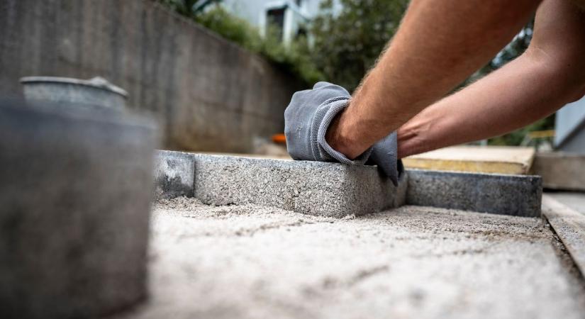 Felújítják a járdát a Rákóczi úton, a gyalogosok türelmét és megértését kérik