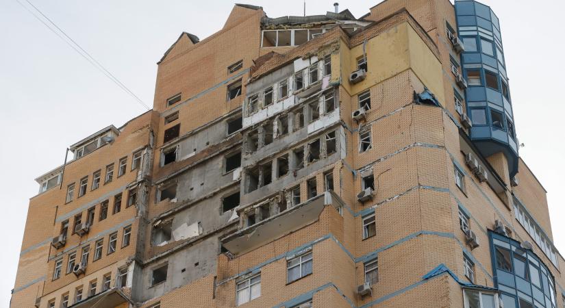 Újabb hatalmas csapások érték Ukrajnát, egy tűzoltónak a saját lakását kellett eloltania