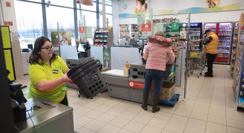 Tombolnak a vásárlók: készpénzt nem fogad el az önkiszolgáló kassza – de miért?