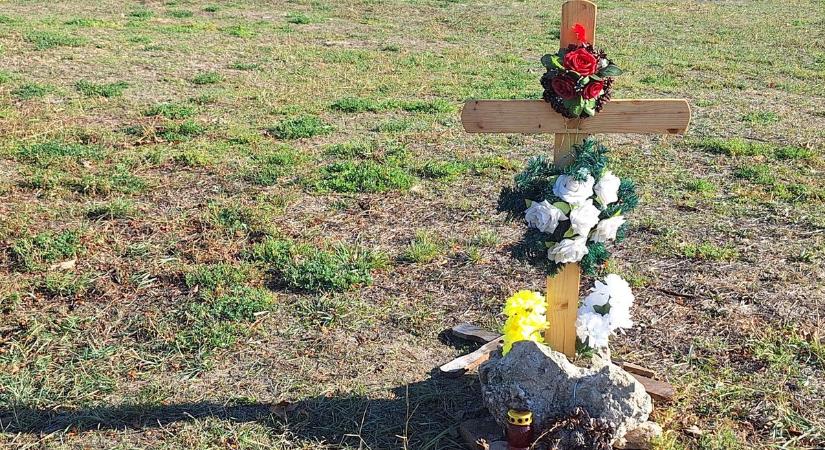 Rejtélyesen újjászületett a kis kőkereszt Szegeden a Gyevi temetőben