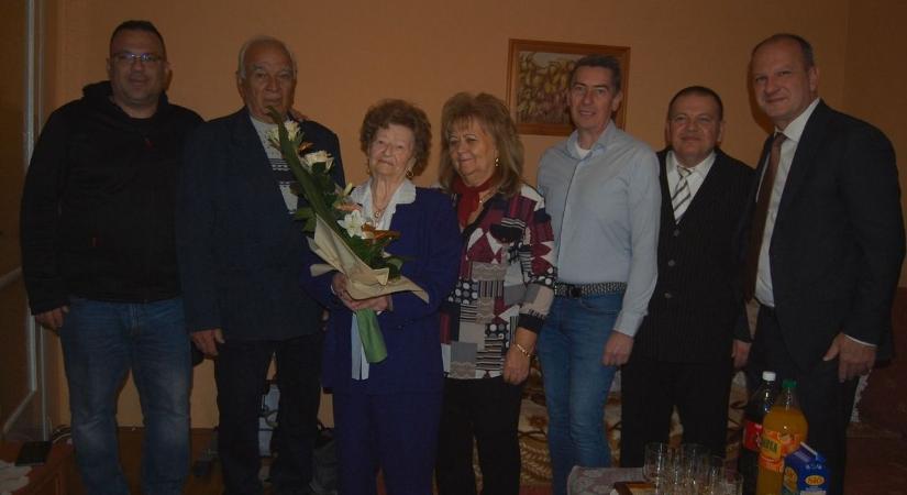 A 100 éves Marika néni élettörténete: minden tragédia ellenére ma is derűs és aktív – fotók, videó