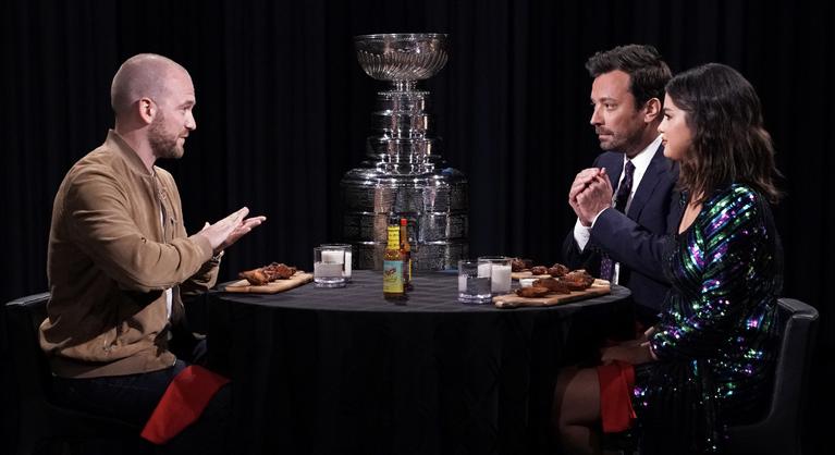 Csípős kérdések és még csípősebb szárnyak – így lett az étel a sztárok vallatóeszköze