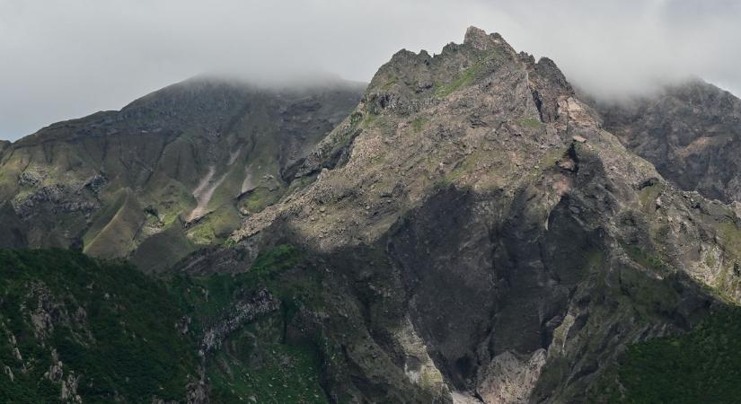 Vulkáni hamu záporozik Japánra, óvják a lakosságot – látványos videók a tűzhányóról, amelynek atomerőmű van a közelében