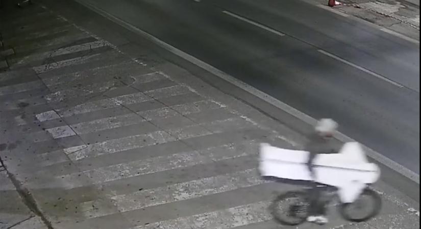 Kikezdett a papírrendőrrel a sötét éjszakában, a kamera mindent felvett