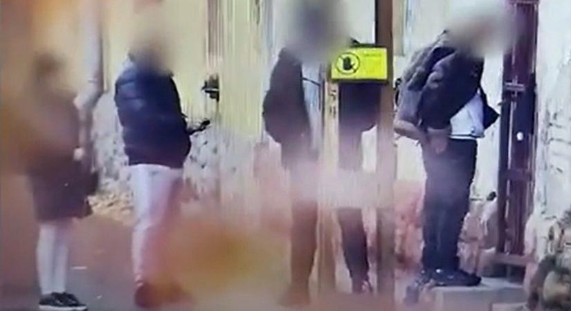 Mint egy kisbolt előtt, úgy álltak sorban kristályért a kuncsaftok az erzsébeti ház előtt