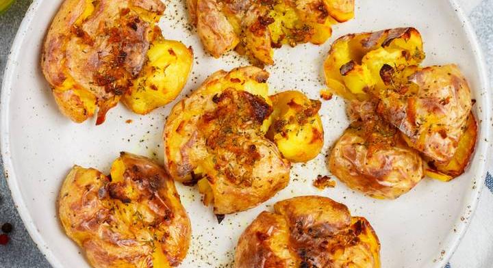 Smashed krumpli: a ropogós, lapított burgonya, amit nem lehet megunni